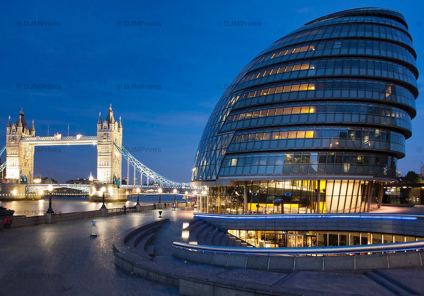 10 Apr 2011, London, England, UK --- United Kingdom, UK, England, Great Britain, Thames, London, Tower Bridge, The City Hall and Bridge in background at dusk --- Image by © Roberto Cattini/Grand Tour/Grand Tour/Corbis